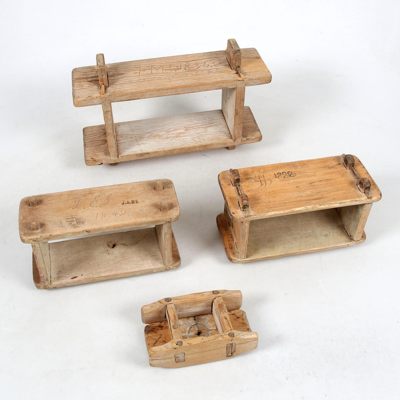 Osteforme, 4 stk., mærket og dateret bl.a. 1822.