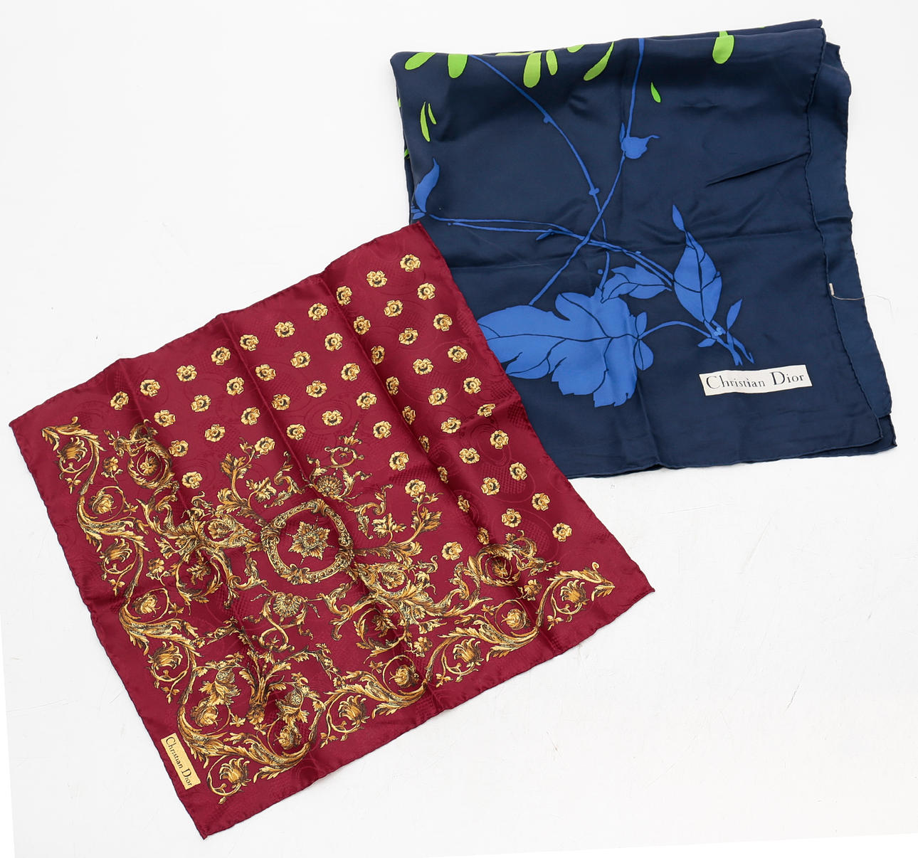 To Christian Dior silketørklæder.