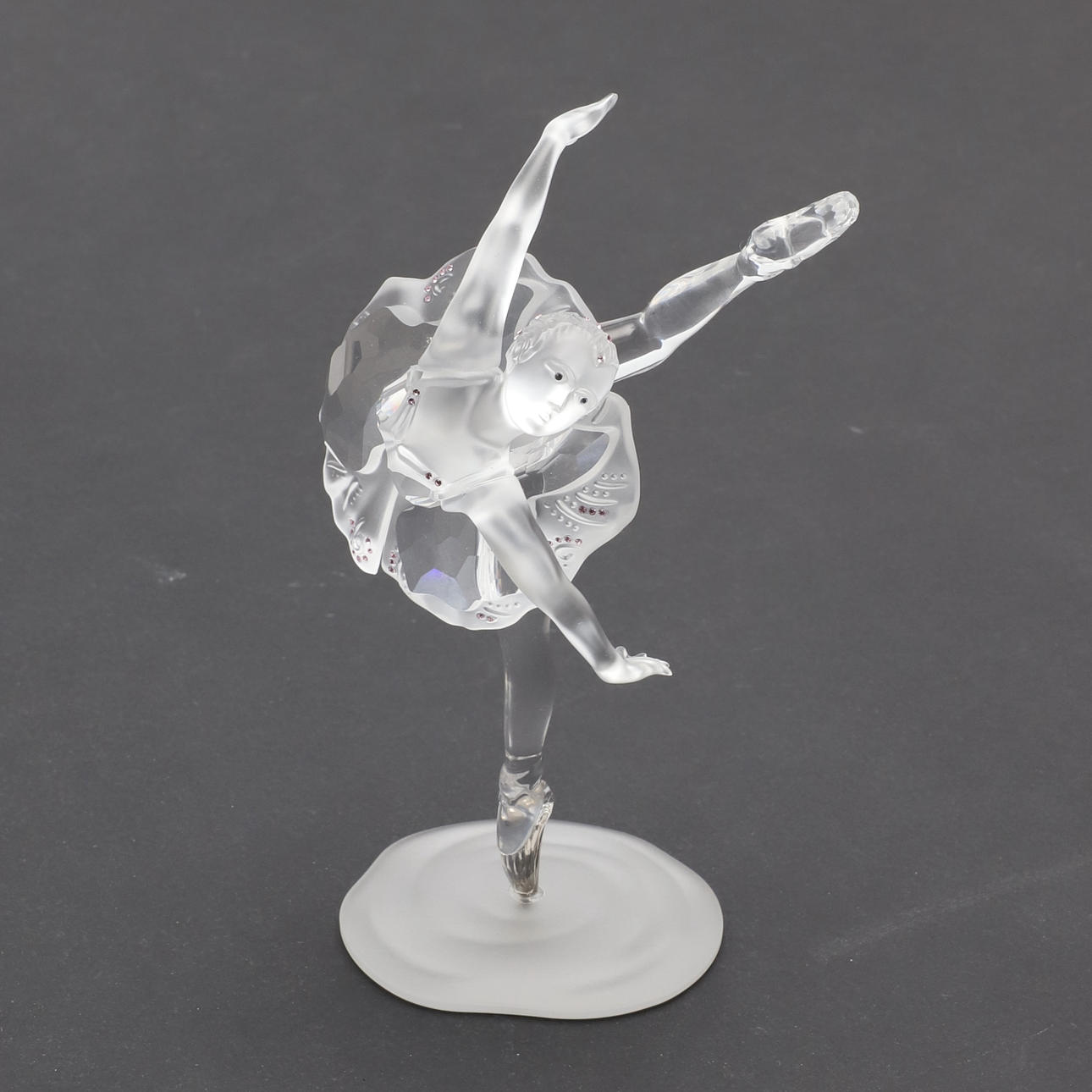 EINE BALLERINA-FIGUR AUS SWAROVSKI-KRISTALLEN.