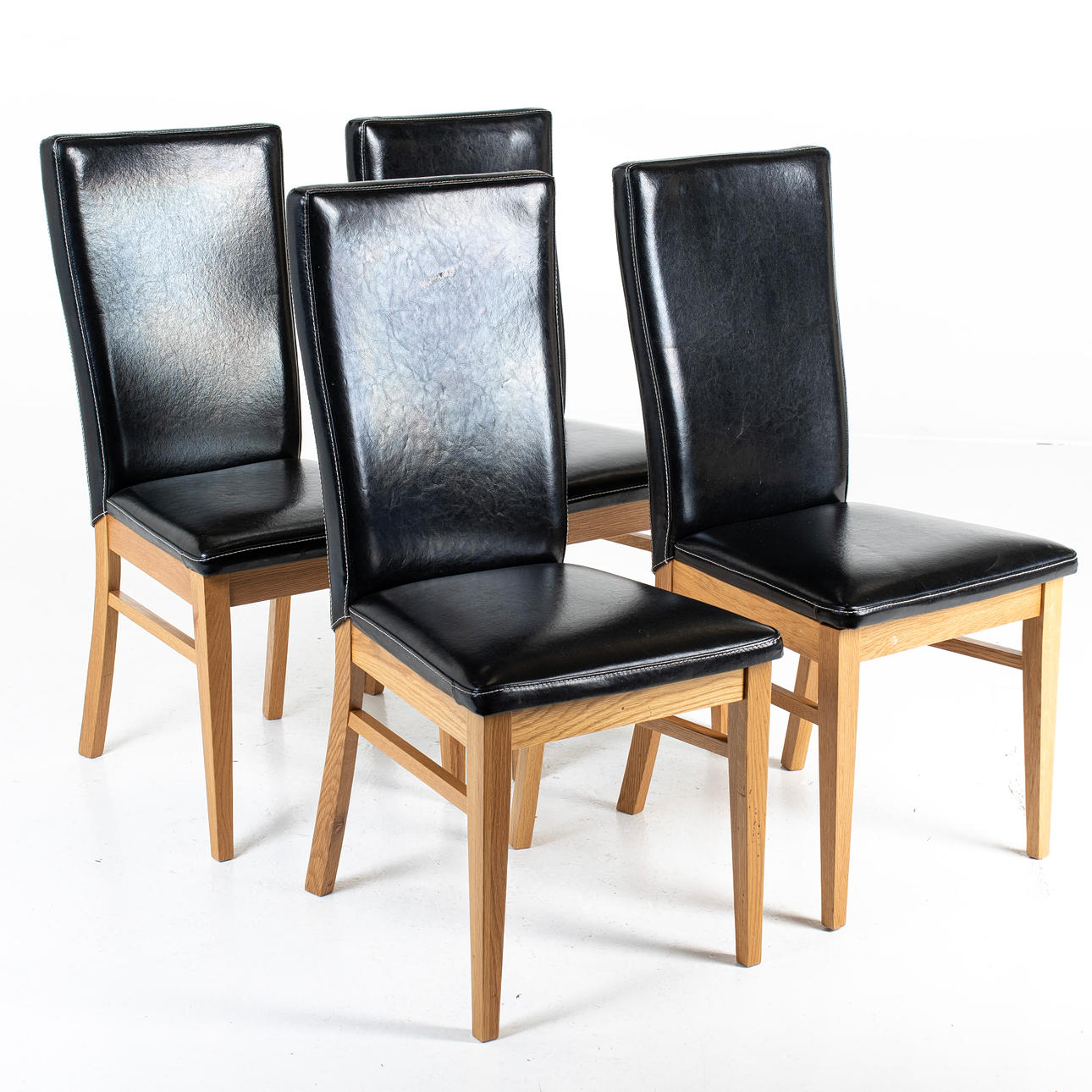 KÖKSSTOLAR, 4st, klädda i läder, samtida.