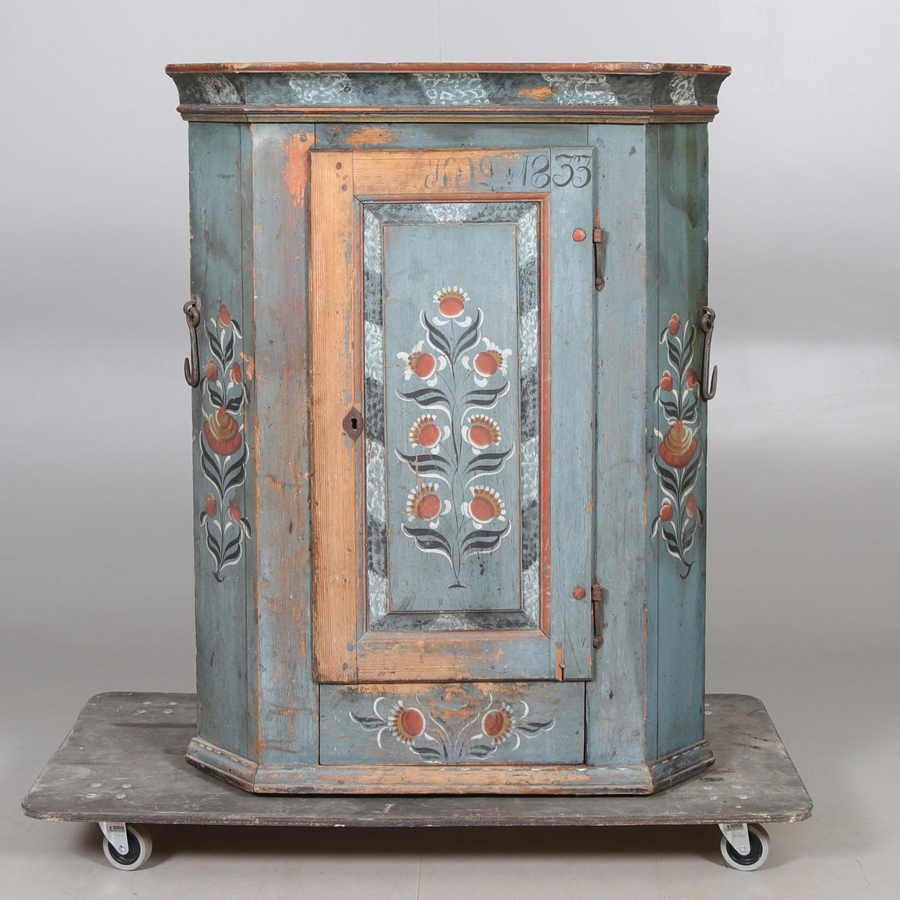 HÖRNSKÅP, allmoge, daterat 1833.