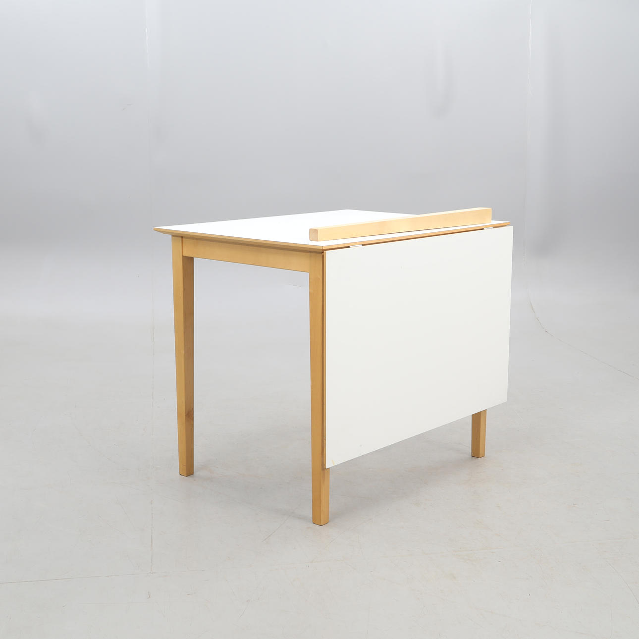 ESSTISCH MIT KLAPPPLATTE.