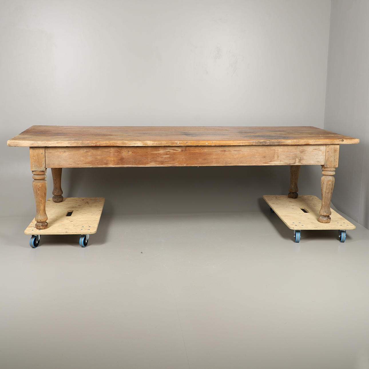 ET MEGET STORT FYRRETRÆSBORD.