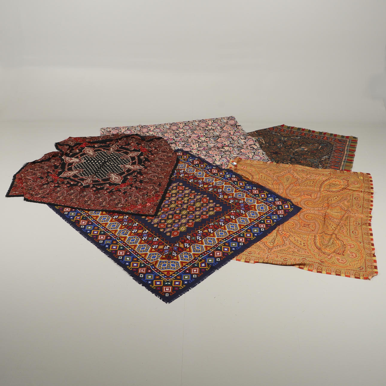 CINCO PAÑUELAS/CHALES.