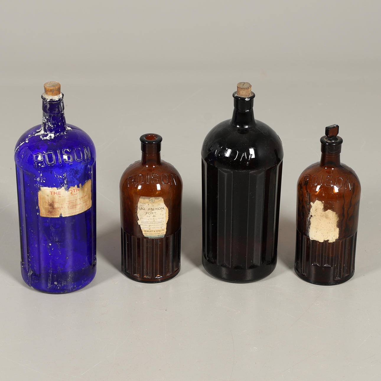 VIER GROSSE GIFTFLASCHEN.
