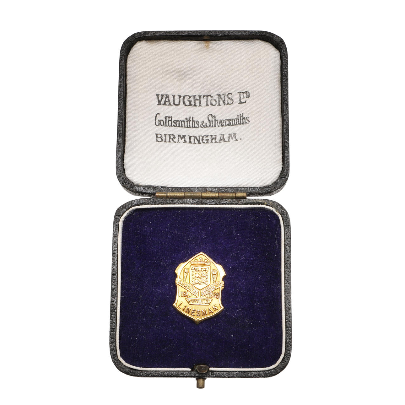 A 9 CARAT GOLD LINESMAN PIN.