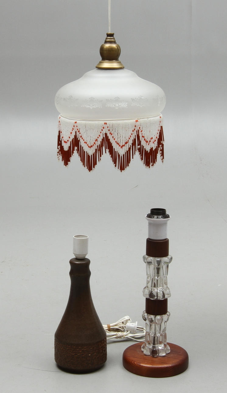 BORDSLAMPOR 2 st samt TAKLAMPA, 1900-tal.