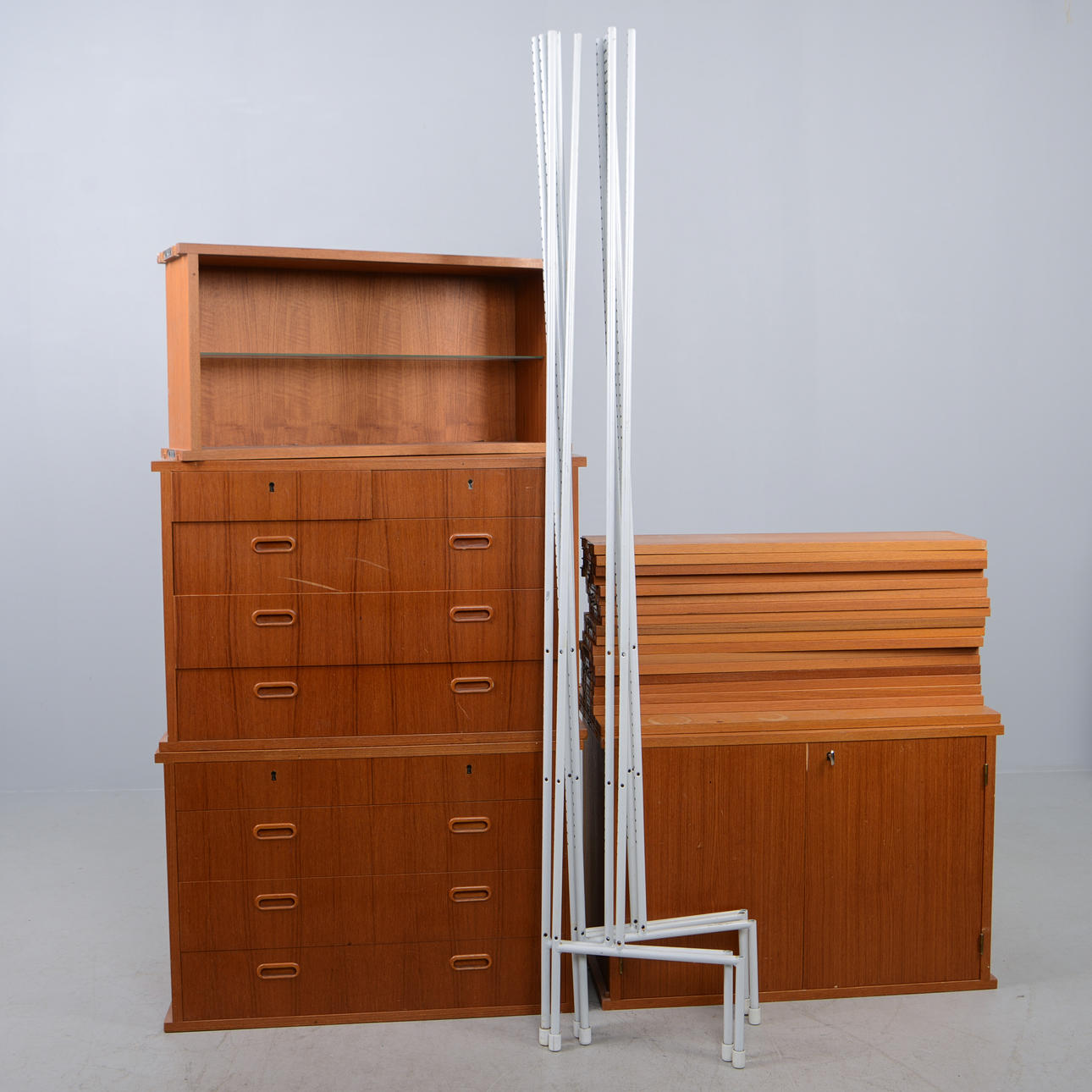 HYLLSYSTEM, 4 sektioner, 1950/60-tal. Möbler - Skåp & Hyllor - Auctionet
