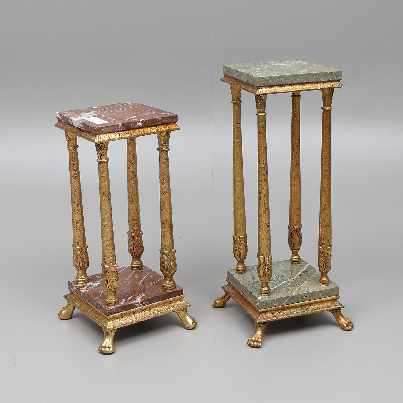 PIEDESTALER, 2 st, förgyllt trä med marmorskivor, 1900-tal.