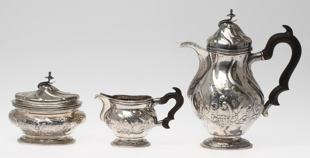KAFFESERVIS, 3 delar, sterlingsilver, rokokostil, 1900-tal.