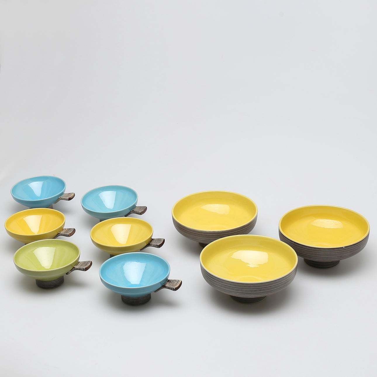 SERVISDELAR i stengods, 9 st "Entré" Carl-Harry Stålhane, Rörstrand, 1950-tal.