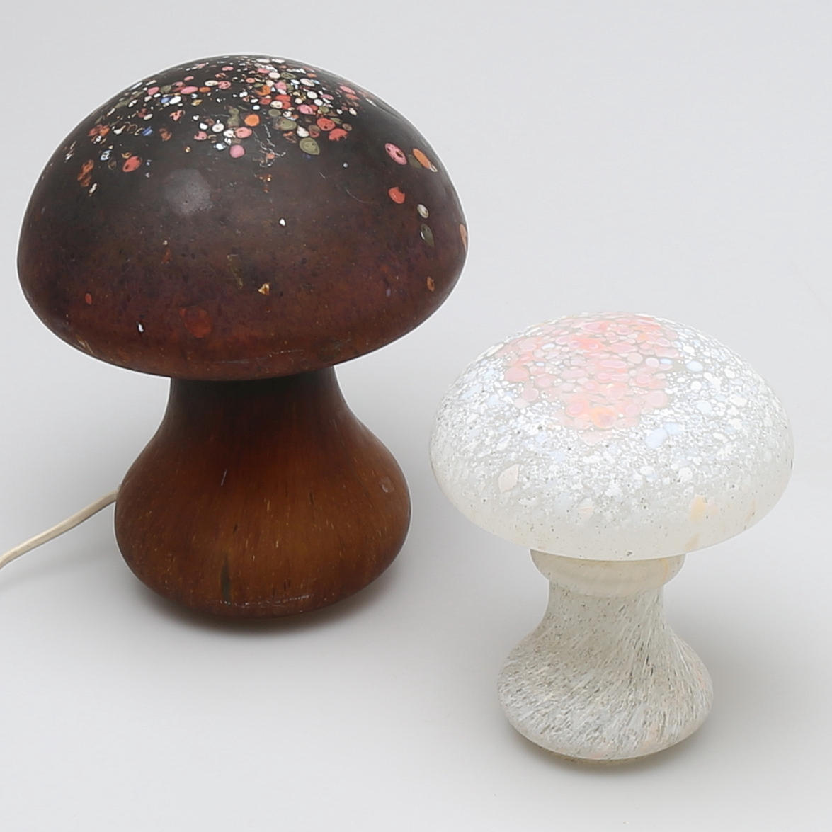 SVAMPAR i glas, 2 st, varav en bordslampa, Monica Backström, Boda.
