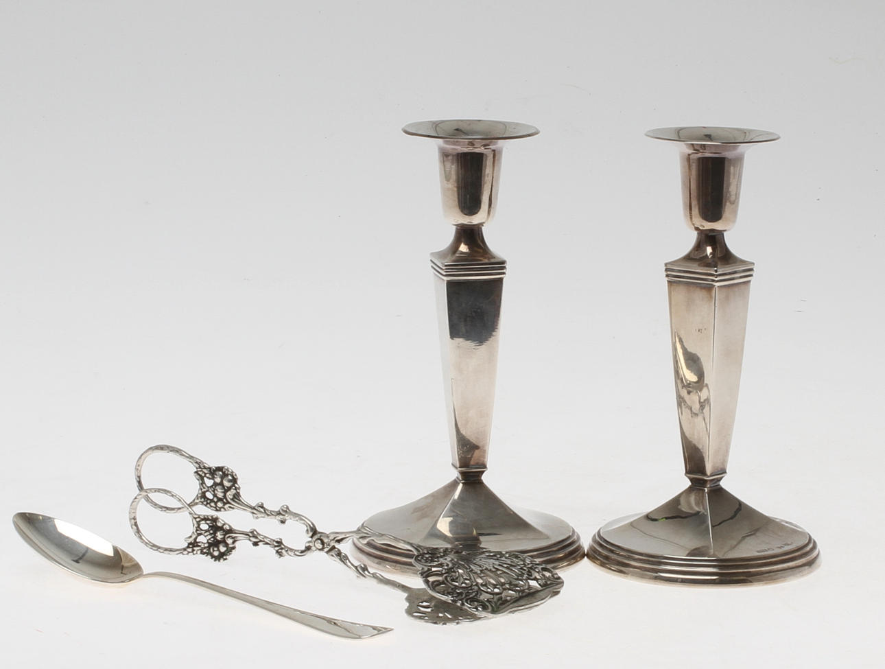 KAKTÅNG, SKED och LJUSSTAKAR, ett par, silver, GAB, Stockholm.