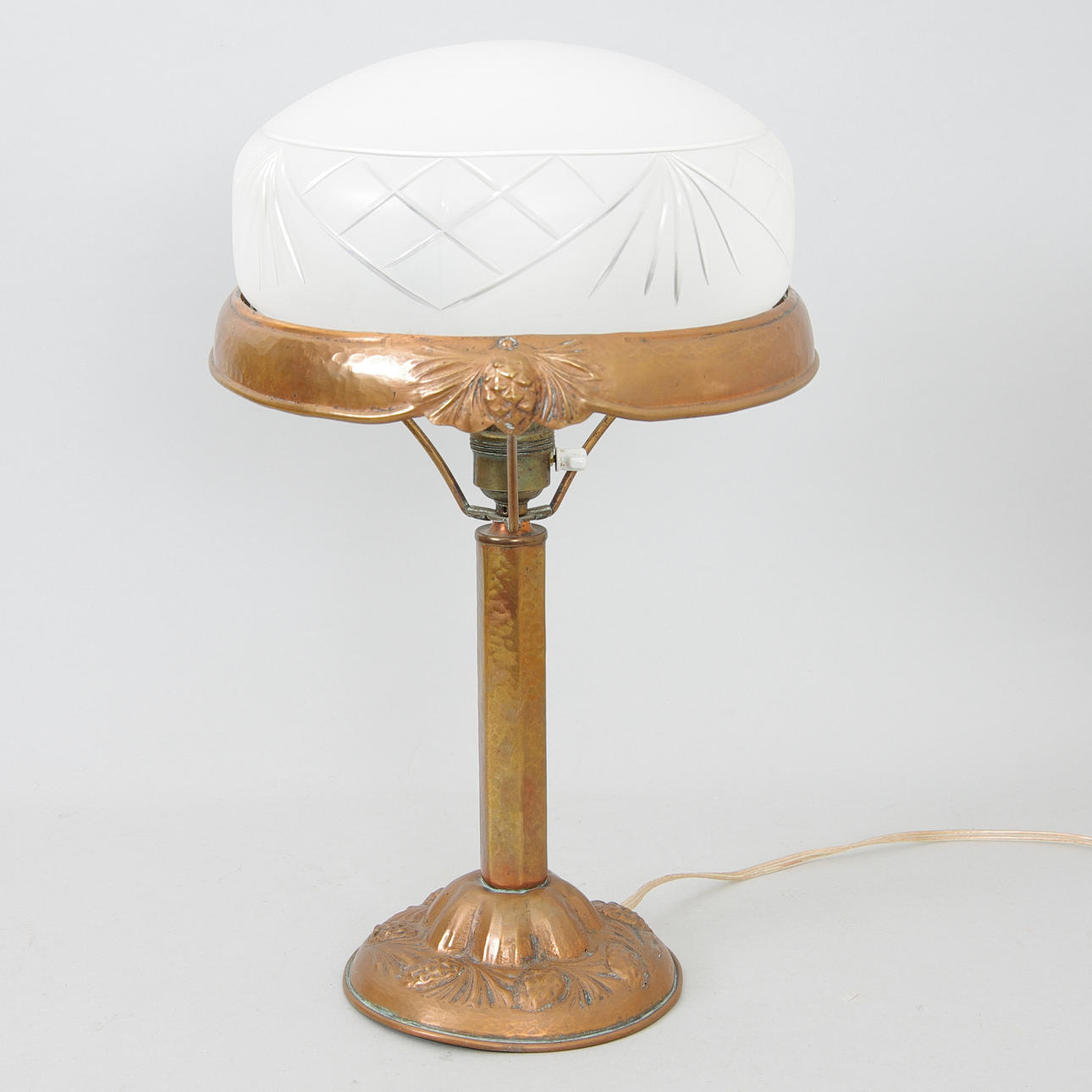 BORDSLAMPA, koppar/glas, jugend.