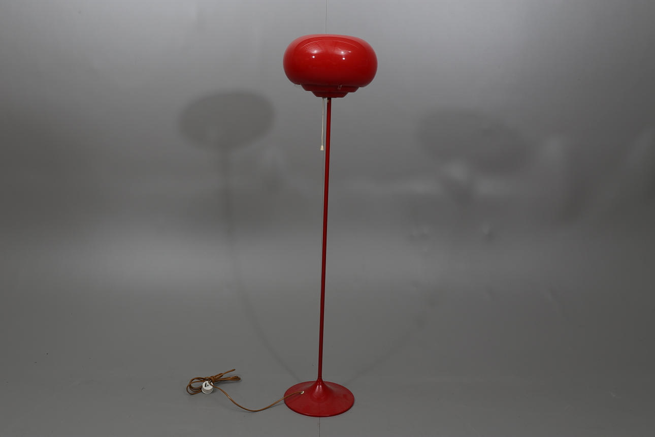 GOLVLAMPA, röd plast i skärm och rödlackerad metall i fot, Bergboms, 1960-tal.