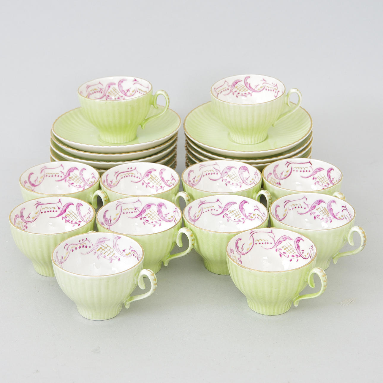 MOCKASERVIS, grön med förgylld kant och insidig blomdekor.