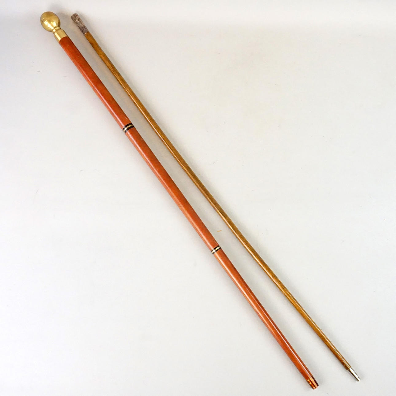 VANDRESTOKKE, 2 stk, den ene med sølvskaft.