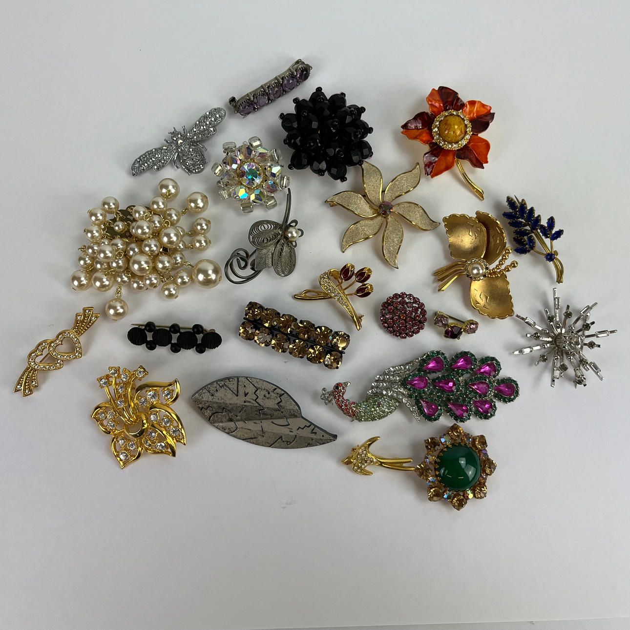 A set of 21 brooches, 20th century. Jewellery & Gemstones - Brooches ...
