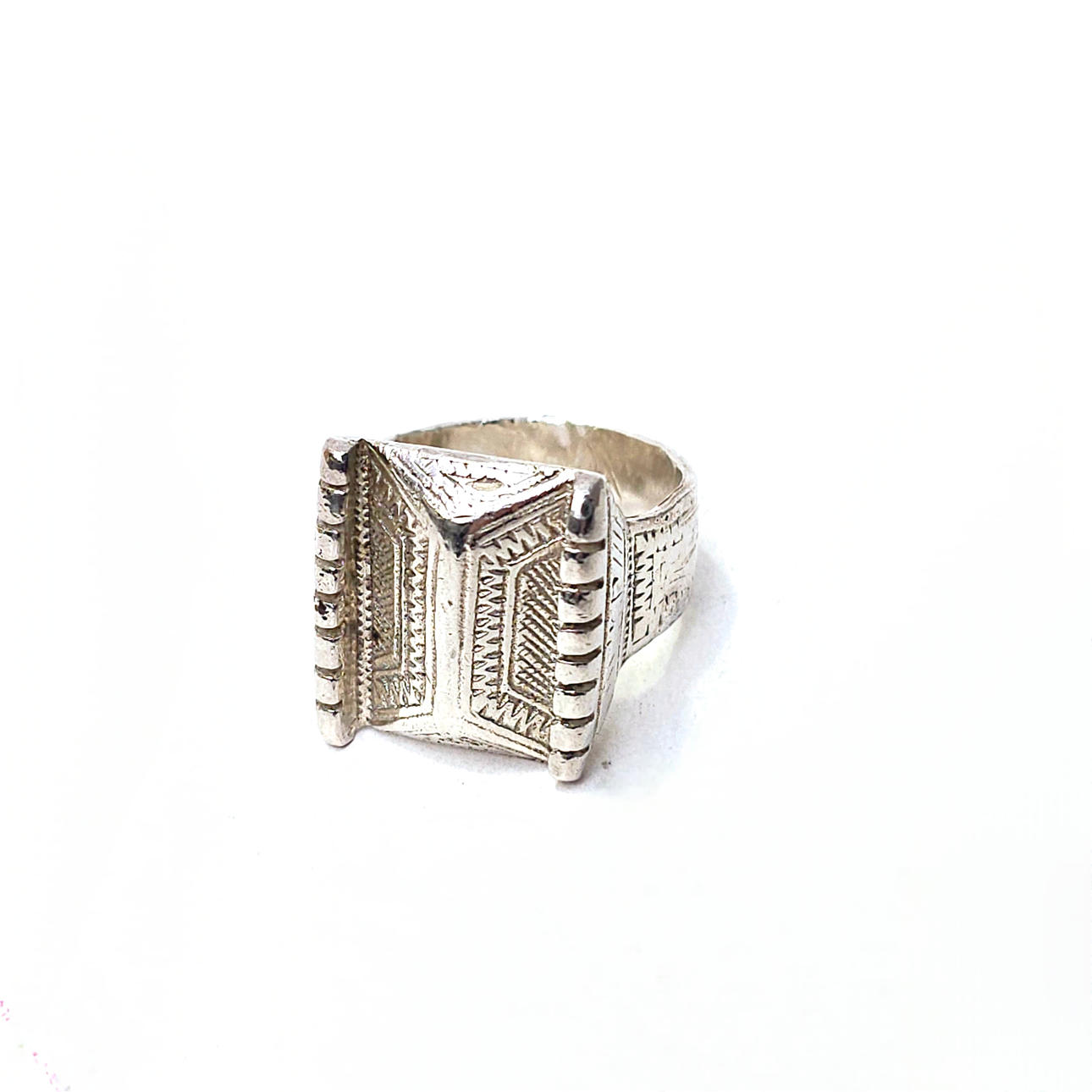 STOR RING I ETNISK STIL I STERLINGSILVER.