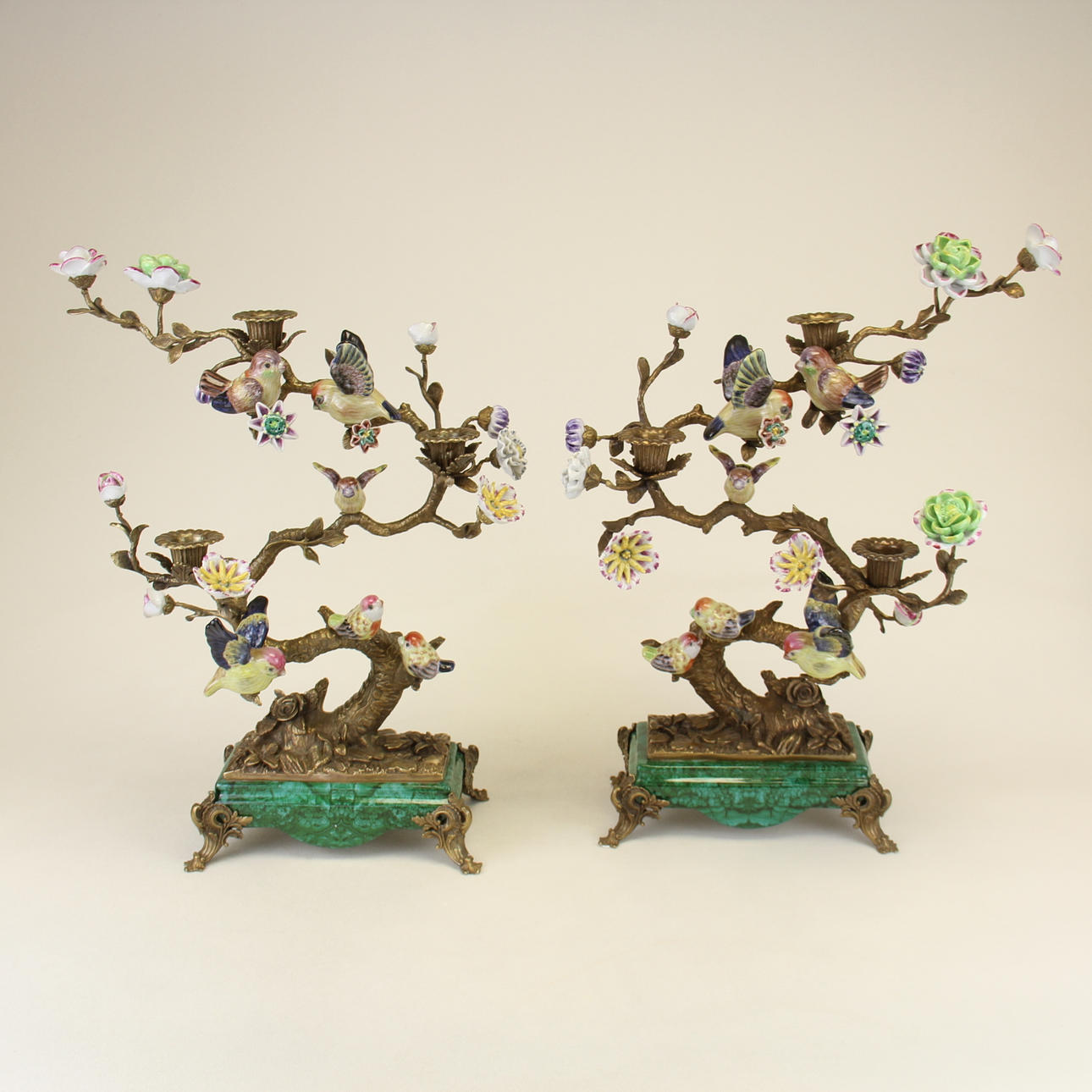 CANDELABROS DE PORCELANA Y ORMOLU CON FORMA DE PÁJARO.