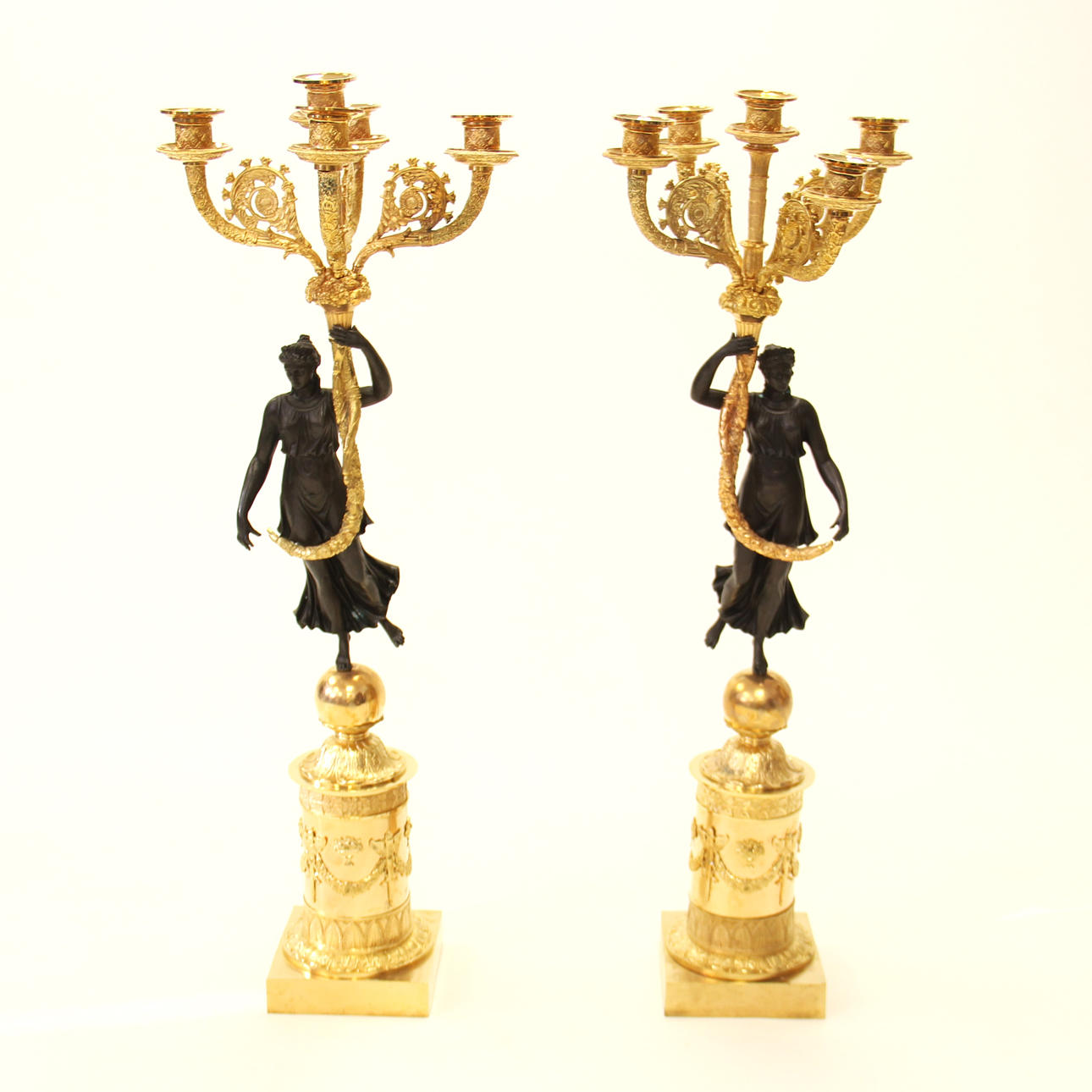 FIGURALA KANDELABRAR.