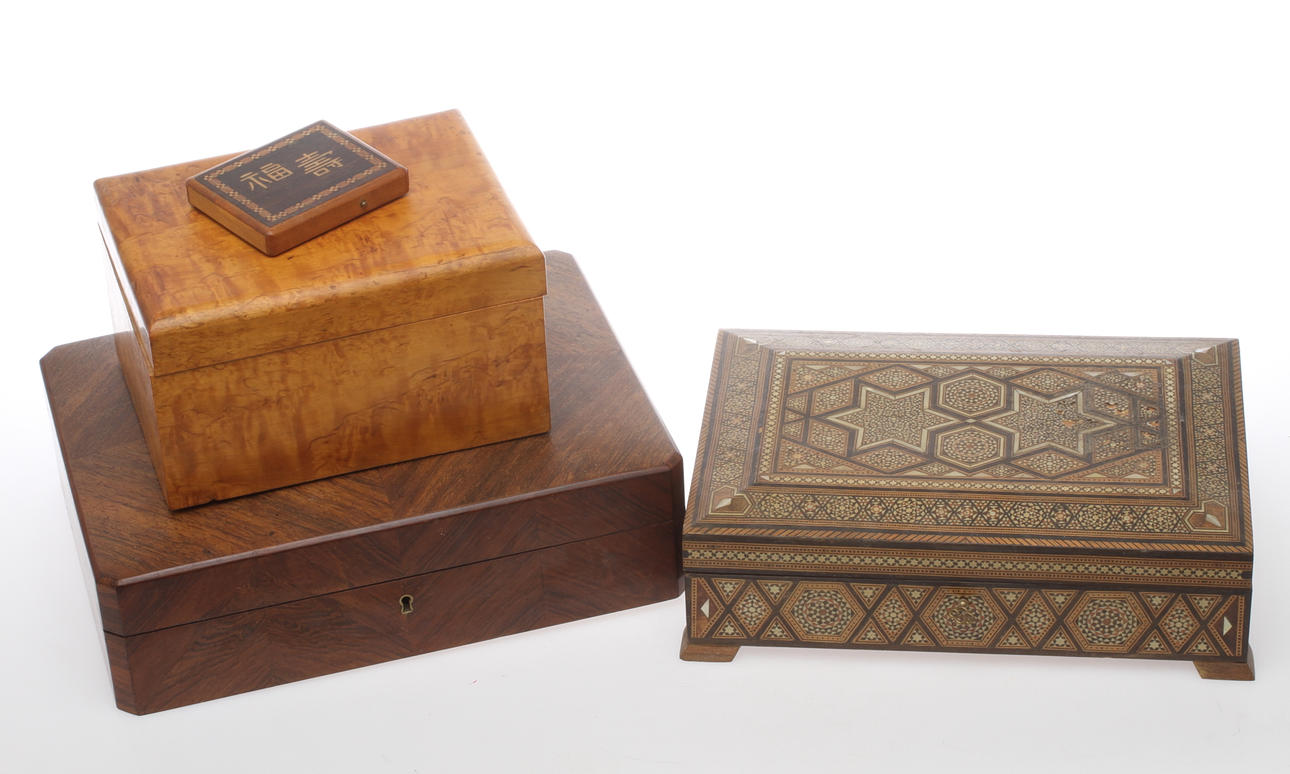 SKRIN 3 st samt CIGARETTETUI, trä, 1900-tal.