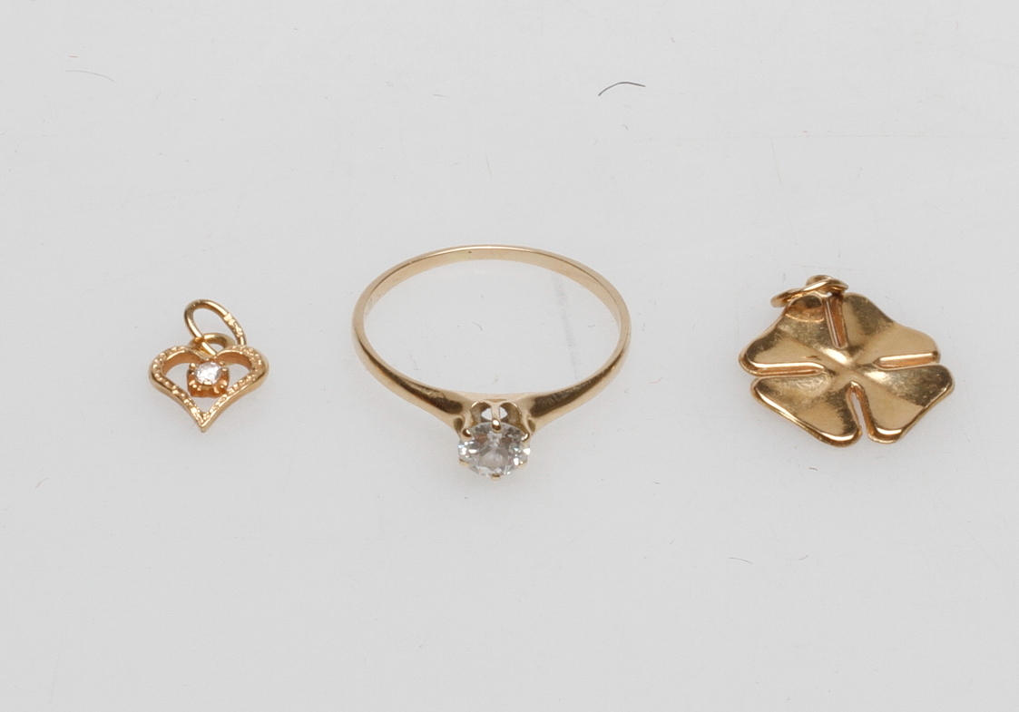 RING MED DIAMANT, 14k guld, HÄNGEN, 2 st, 18k guld, total vikt ca 2,6 gr.