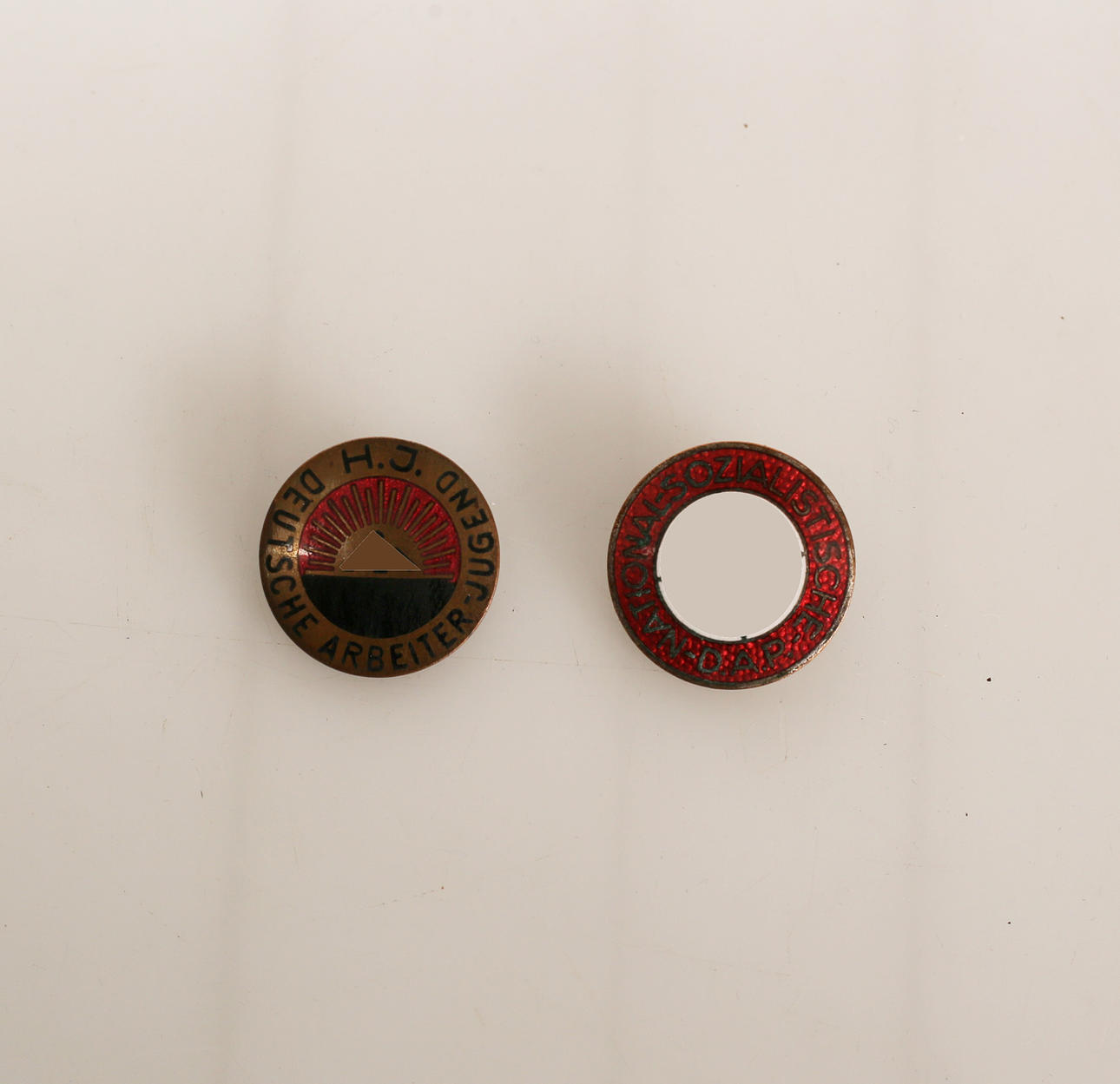 ANSTECKNADEL, Parteizeichen der NSDAP und der Hitlerjugend.