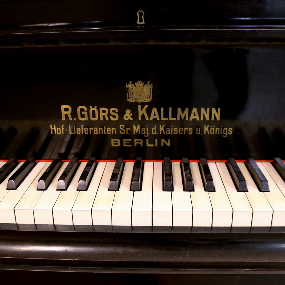 FLYGEL, R. Görs & Kallman, Berlin, svart, komplett inkl trampor.