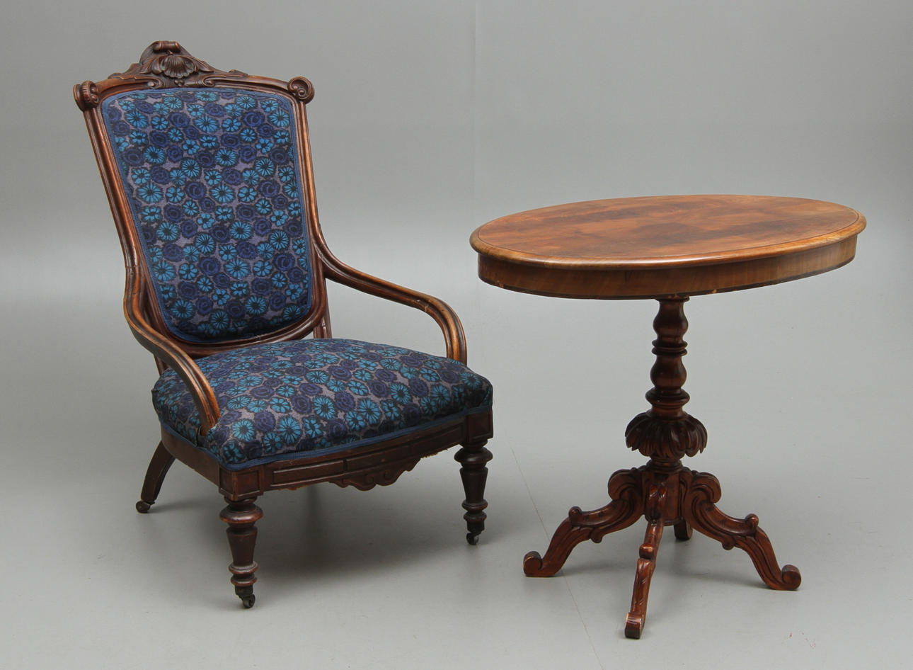KARMFÅTÖLJ samt SALONGSBORD, nyrokoko, 1800-tal.