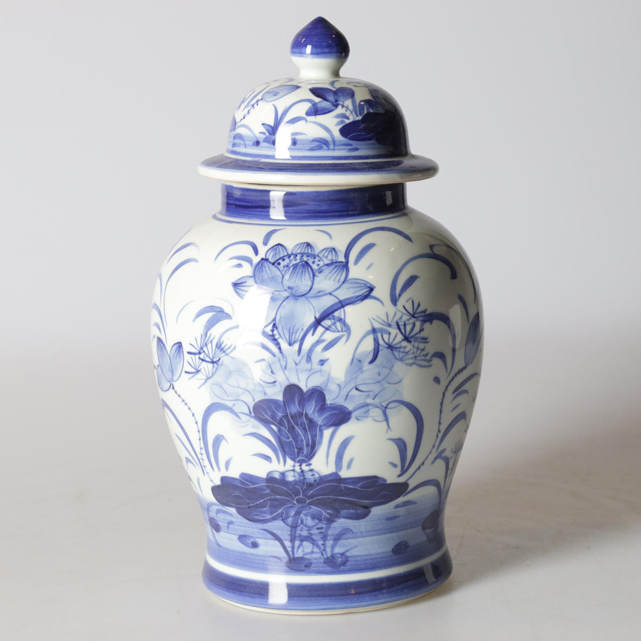 A Chinese porcelain lockurn, probably contemporary.