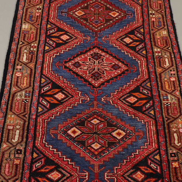 A QASHQAI YALAMEH DESIGN RUNNER.