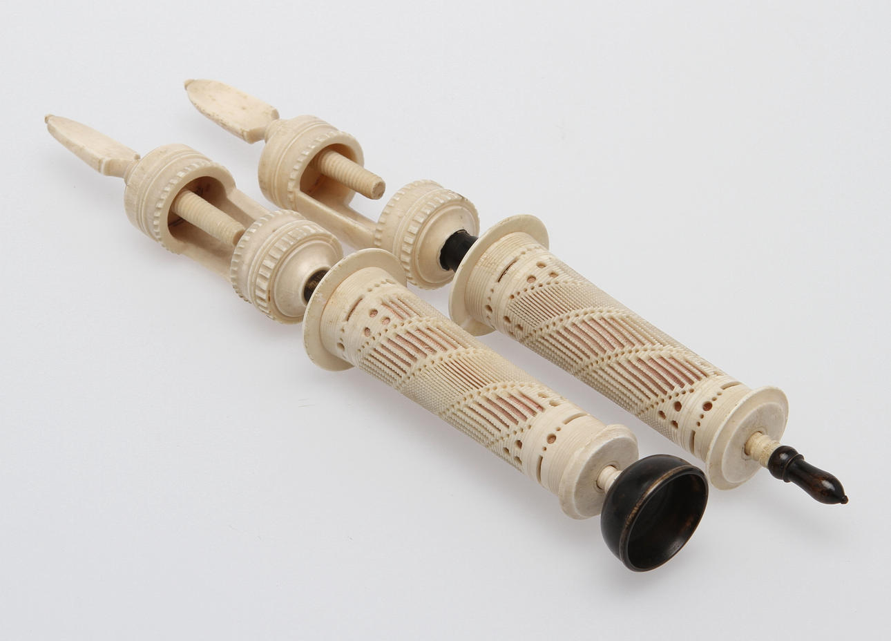 GARNVINDOR, 2 st, svarvat ben, 1800-tal.