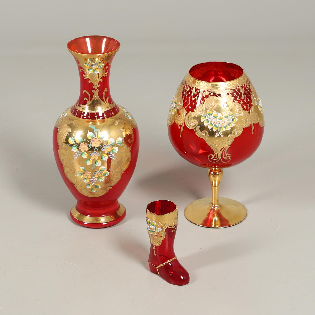 TRE GENSTANDE AF VENETIANSK GLAS.