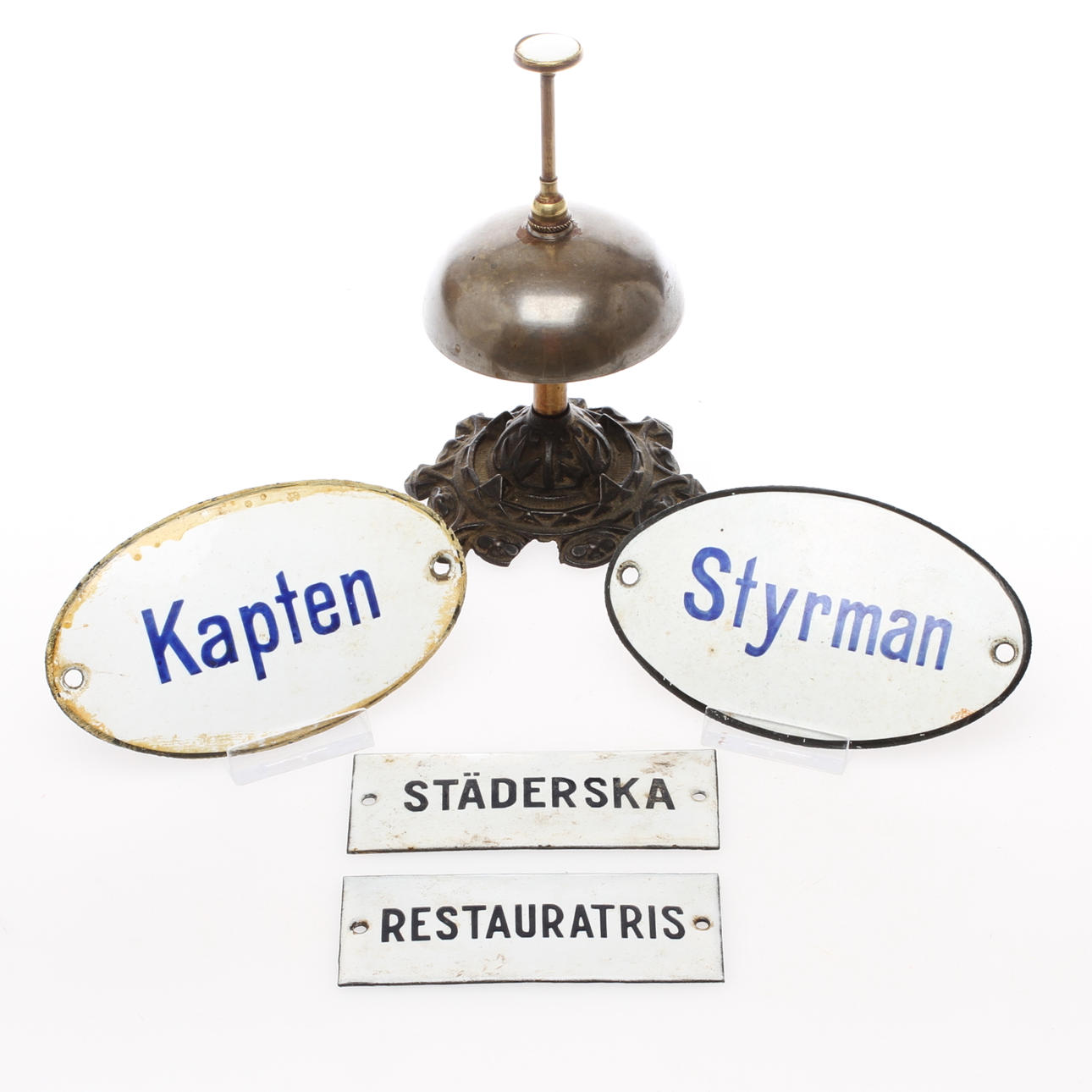 BORDSPINGLA samt EMALJSKYLTAR 4 st, 1800/1900-tal.