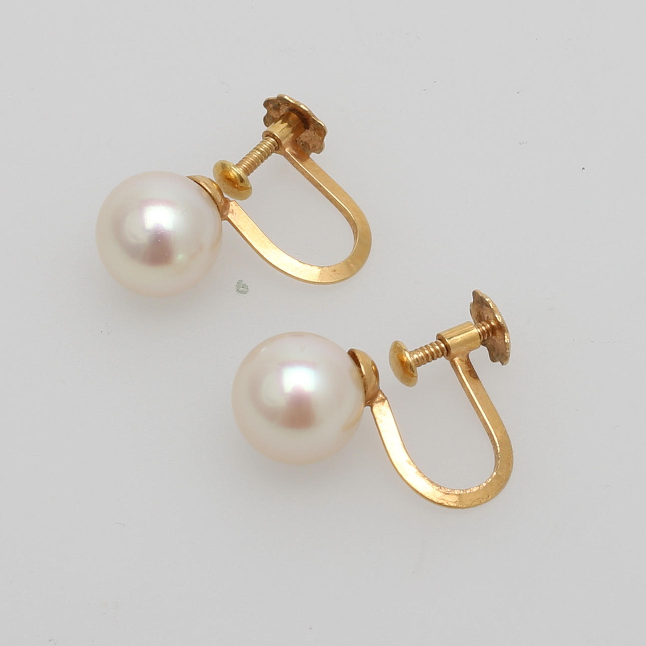 ÖRHÄNGEN, ett par, guld 18K med odlade pärlor, totalvikt 2,66 gram.