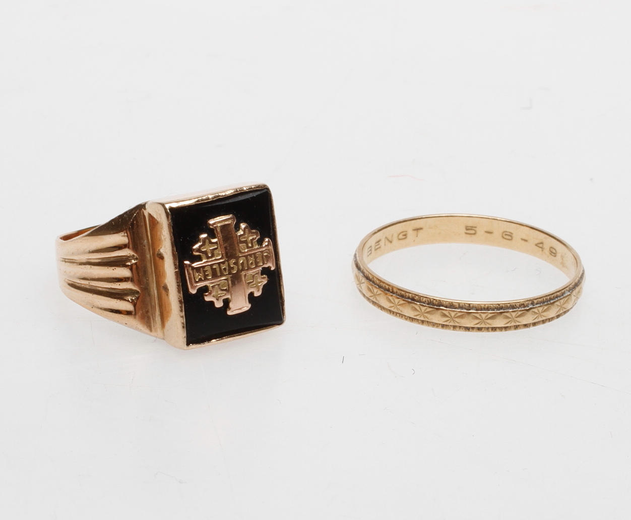 RINGAR, 2 st, 18k guld, vikt ca 8,9 gr.