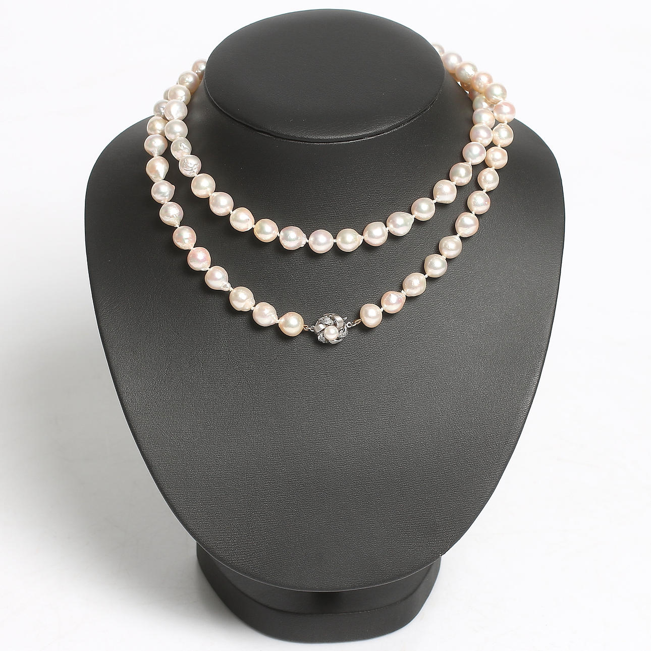 PÄRLCOLLIER, 76 st odlade, semibarocka pärlor, ca 10 mm, lås i 18k vitt guld med brillianter ca 0,03 ct.