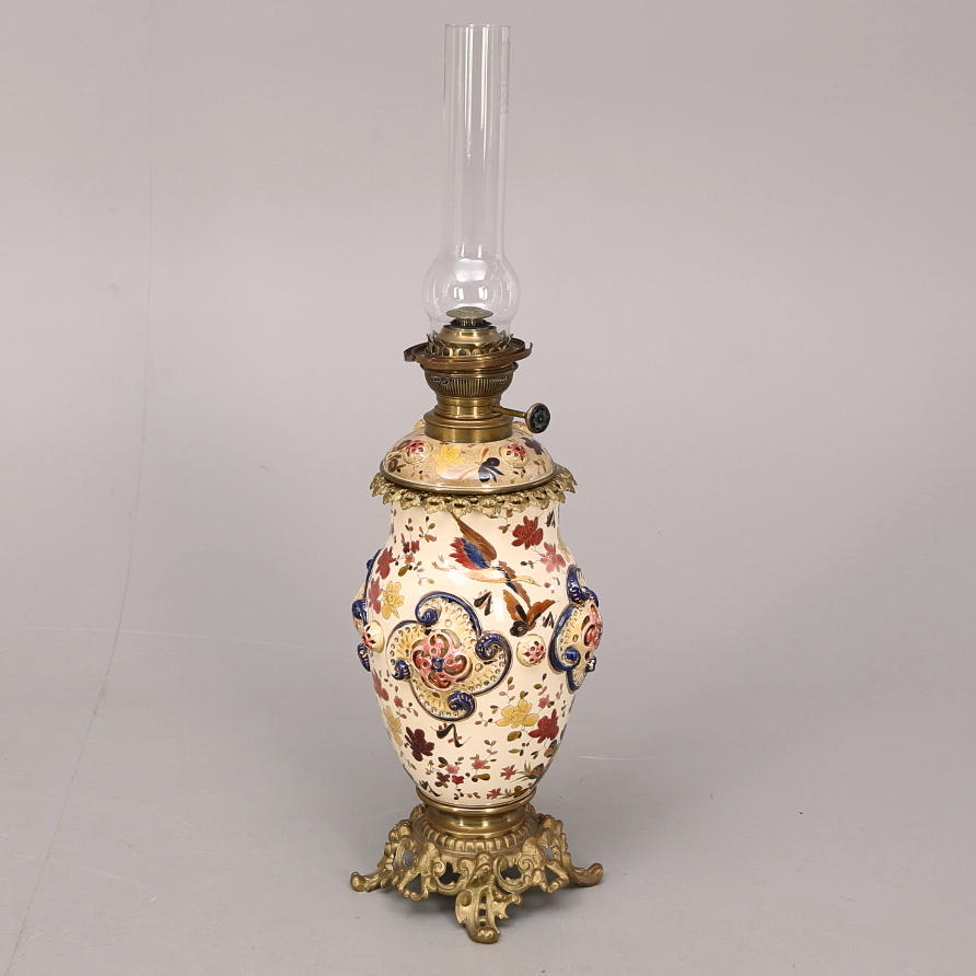 BORDSFOTEGENLAMPA, majolika/metall, 1800-tal.