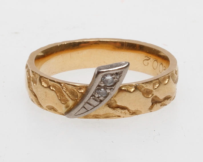 RING MED SMÅ DIAMANTER, 18k guld, vikt ca 5,5 gr.