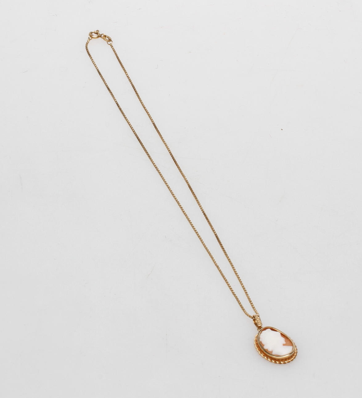 HALSKEDJA SAMT CAMEHÄNGE, 18k guld, vikt ca 5,4 gr.