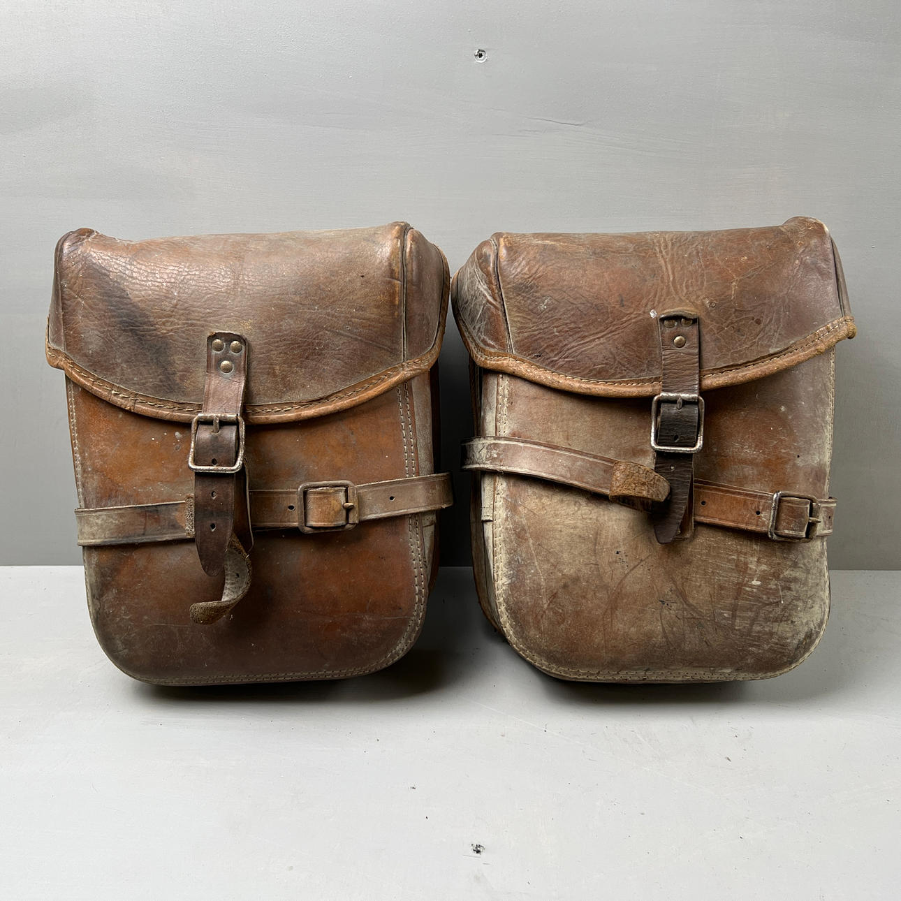 MOTORCYKELVÄSKOR, ett par, läder, 1900-talets början.
