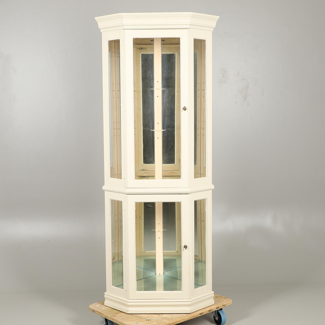 ET MODERNE HJØRNE VITRINESKAB.