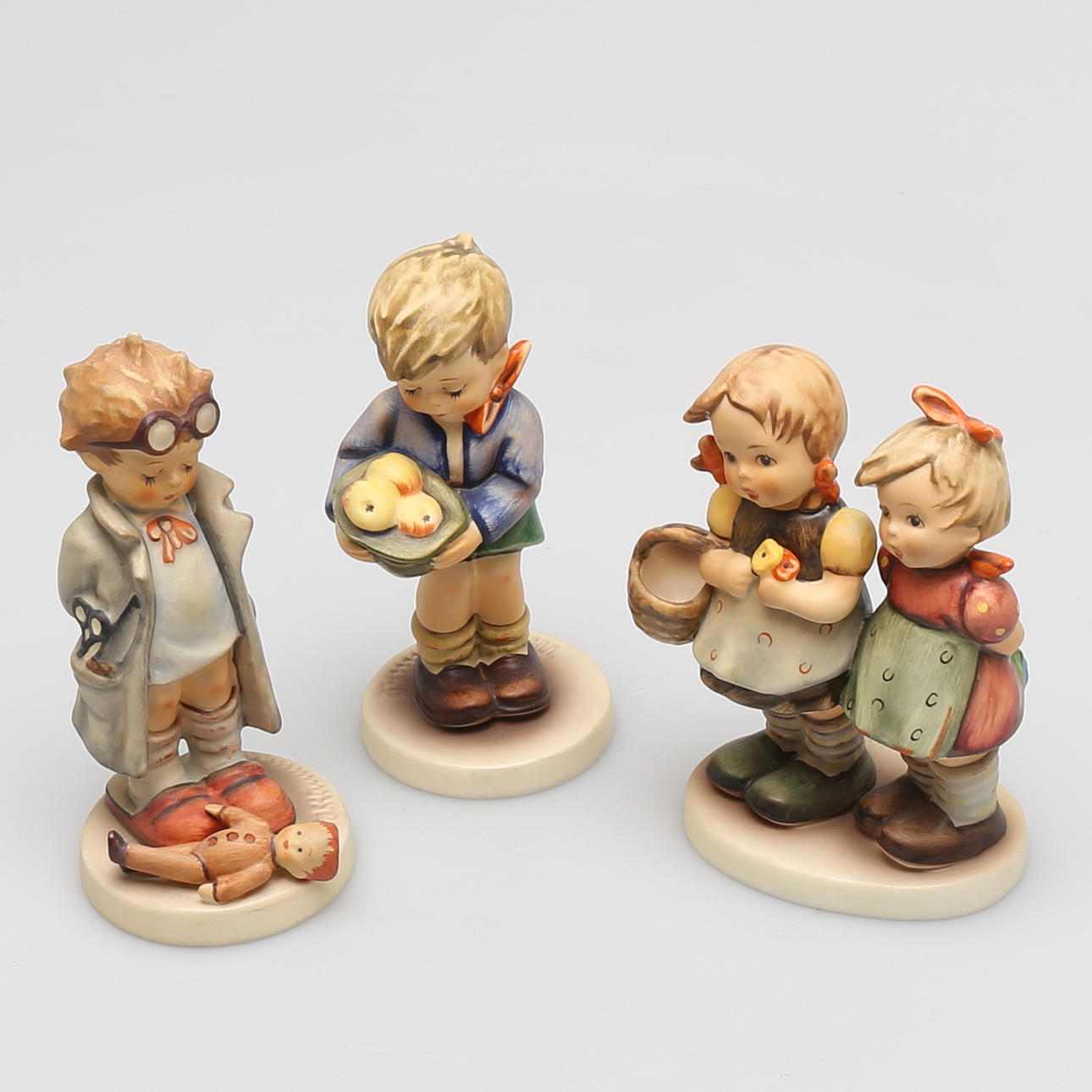 FIGURINER i porslin, 3 st, Maria Innocentia Hummel, Goebel, Tyskland.