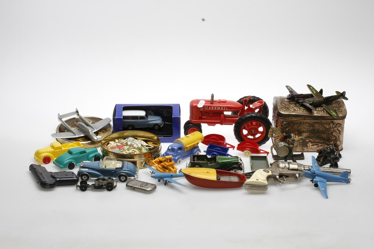 LEKSAKER, bl.a. BRIO, Dinky Toys, Corgi, 1900-tal.