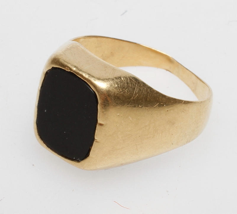 KLACKRING MED SVART STEN, 18k guld, vikt ca 11,5 gr.