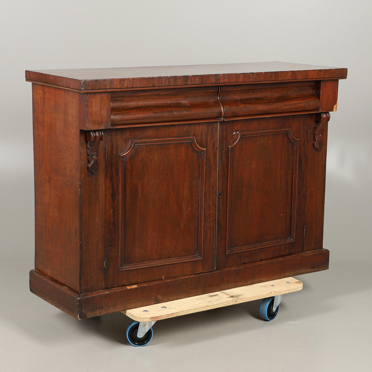 EN LILLE MAHOGNI SKÆNK.