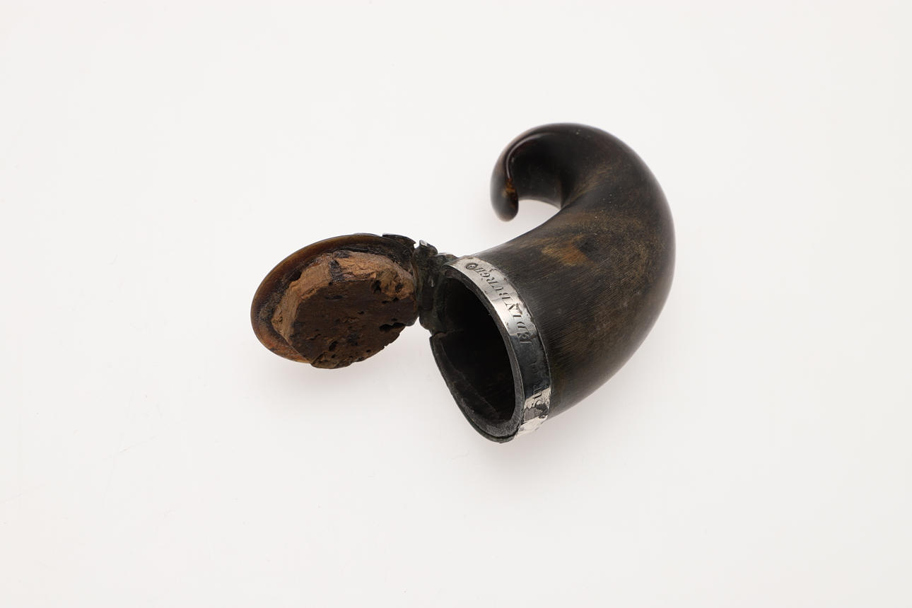 A SILVER MOUNTED SNUFF HORN AND ANOTHER OVAL SNUFF BOX.