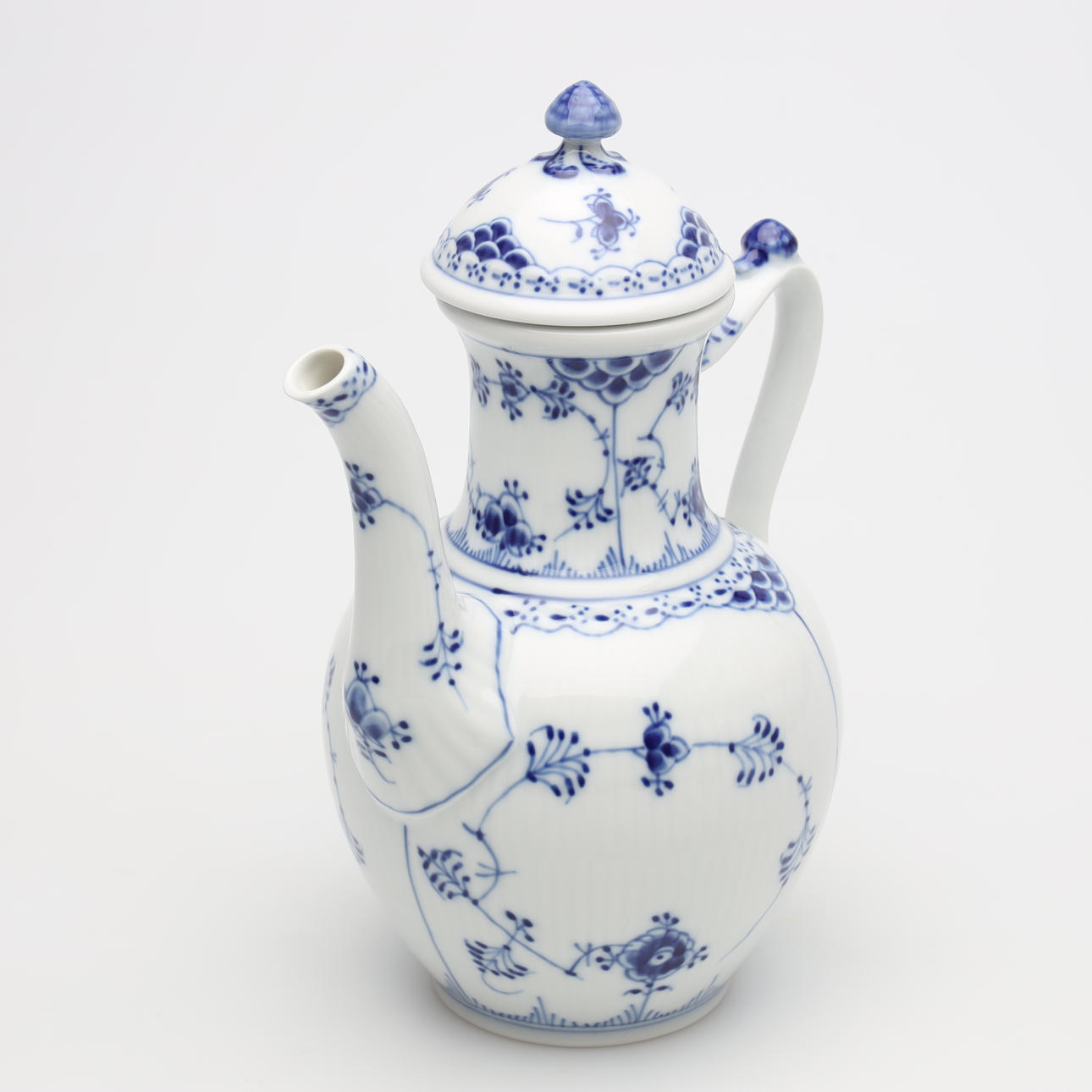 A “Musselmalet” coffee pot, Royal Copenhagen.