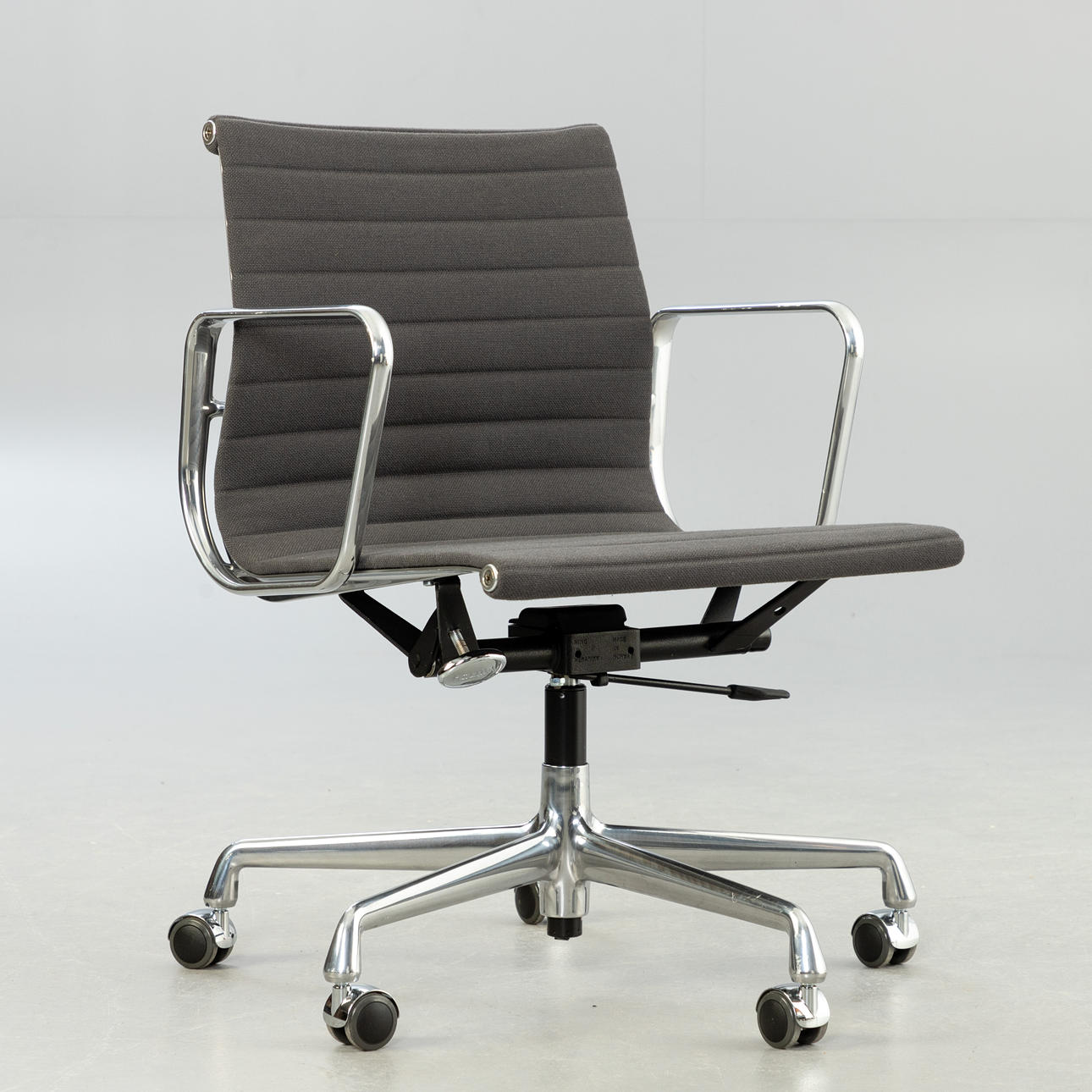 RAY & CHARLES EAMES. Vitra. Kontorsstol 'EA 117', Hopsak grå.